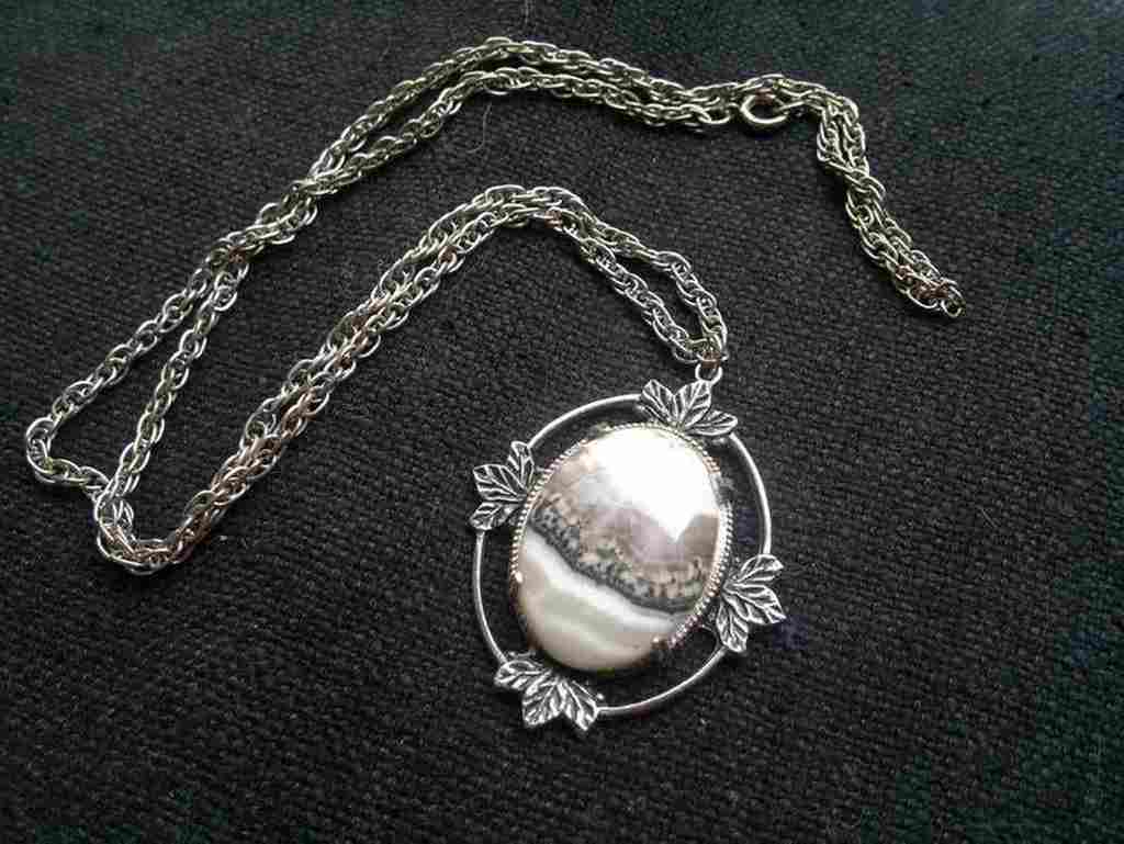 Vintage Agate Pendant Necklace | Rare Estate Jewelry For Women